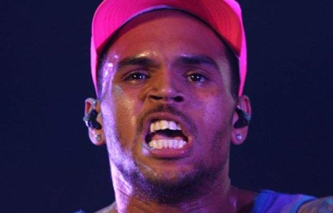 Chris Brown a intrat cu masina intr-un zid, sambata seara