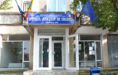 Incident neobișnuit în Gorj. Un copil de trei ani și-a călcat mama cu mașina