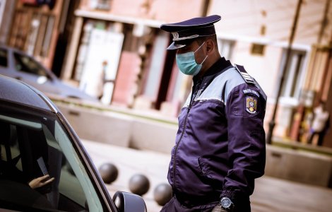 Un ofițer de poliție a fost prins când lua mită. DNA l-a reținut