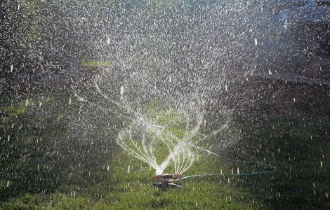 Ai casă la curte? Vezi cum te-ar putea ajuta un hidrofor