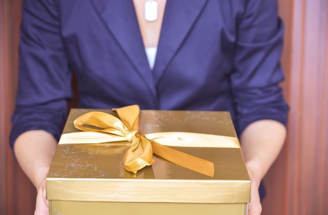 Idei de cadouri de pensionare pentru colegi