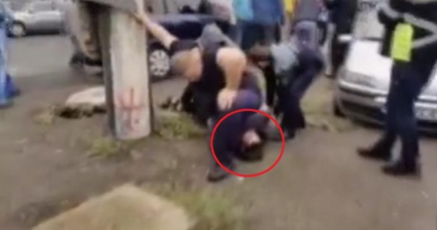 Caz șocant în Reșița! Un polițist a fost filmat în timp ce stătea cu genunchiul pe gâtul unui tânăr