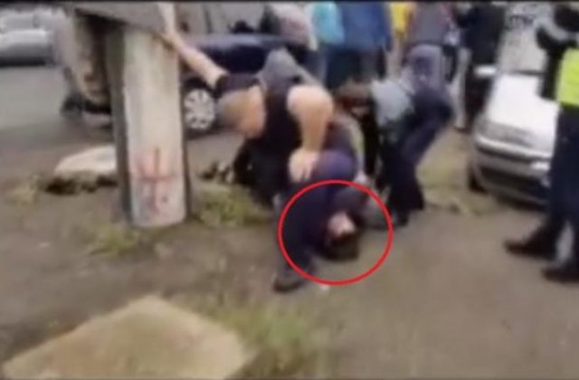 Caz șocant în Reșița! Un polițist a fost filmat în timp ce stătea cu genunchiul pe gâtul unui tânăr