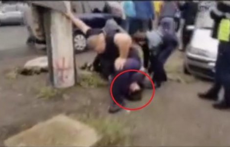Un polițist a fost filmat în timp ce stătea cu genunchiul pe gâtul unui tânăr