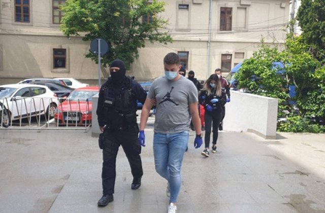 DIICOT a destructurat o rețea de plasatori de valută falsă. Au pus în circulație zeci de mii de euro falși