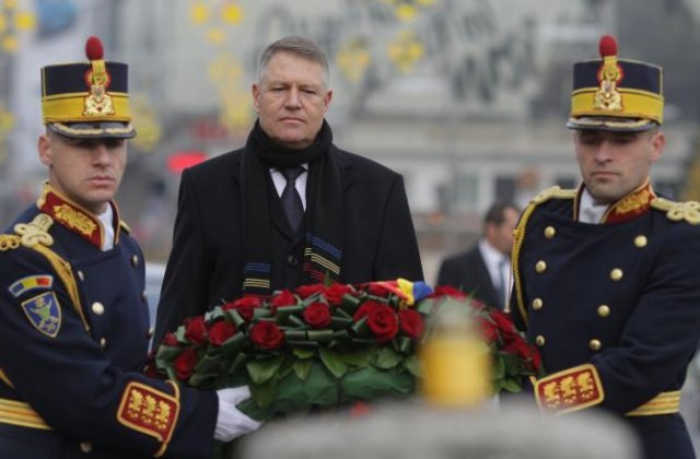 Klaus Iohannis a depus o coroană de flori în Piața Universității pentru victimele mineriadelor