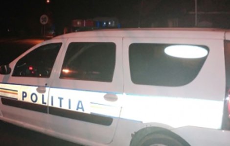 VIDEO Polițist surprins noaptea cu o femeie pe câmp. Colegul său dormea liniștit în mașină
