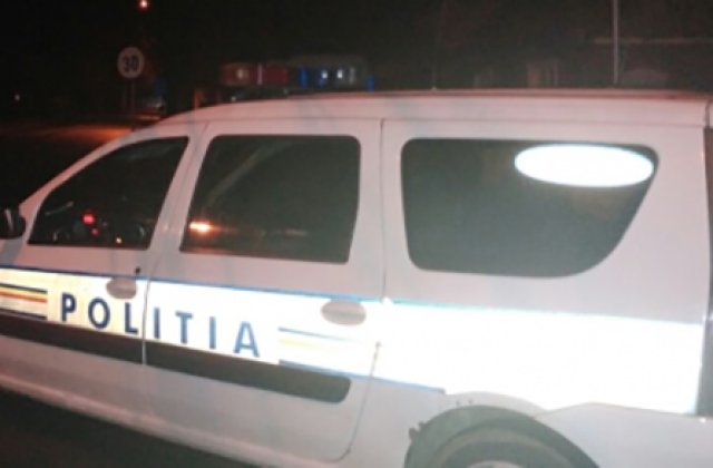 VIDEO Polițist surprins noaptea cu o femeie pe c&acirc;mp. Colegul său dormea liniștit &icirc;n mașină