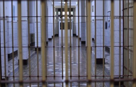 Deținut găsit beat în celulă și cu țuica sub pernă