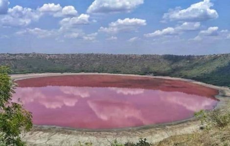 Fenomenul bizar care a făcut ca un lac vechi de 50.000 de ani să devină roz