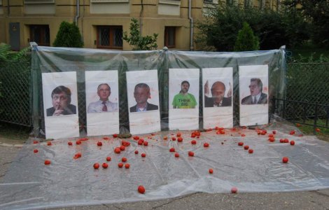 VIDEO: Basescu, Antonescu si Geoana - atacati cu rosii in Bucuresti