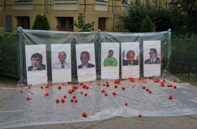 VIDEO: Basescu, Antonescu si Geoana - atacati cu rosii in Bucuresti