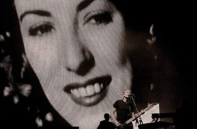 Vera Lynn: La 92 de ani este cea mai longeviva cantareata intrata in topuri