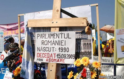 "Scandalul Asumarii": Sindicalistii protesteaza langa Parlament