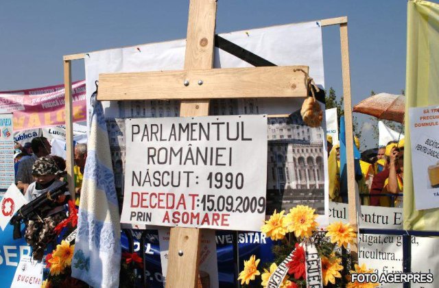 "Scandalul Asumarii": Sindicalistii protesteaza langa Parlament