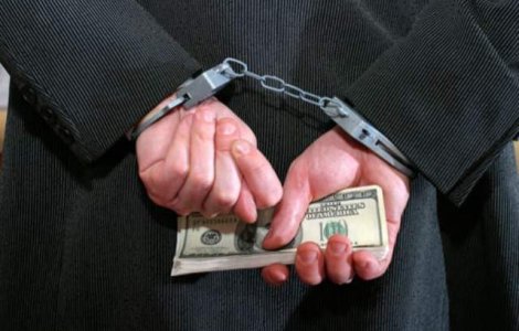 DNA: Patru angajati ai Ministerului Muncii, pusi sub urmarire penala