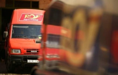 Aproximativ 1.500 de angajati de la Posta Romana protesteaza in Piata Constitutiei