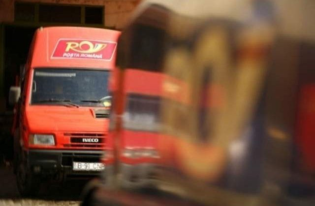 Aproximativ 1.500 de angajati de la Posta Romana protesteaza in Piata Constitutiei