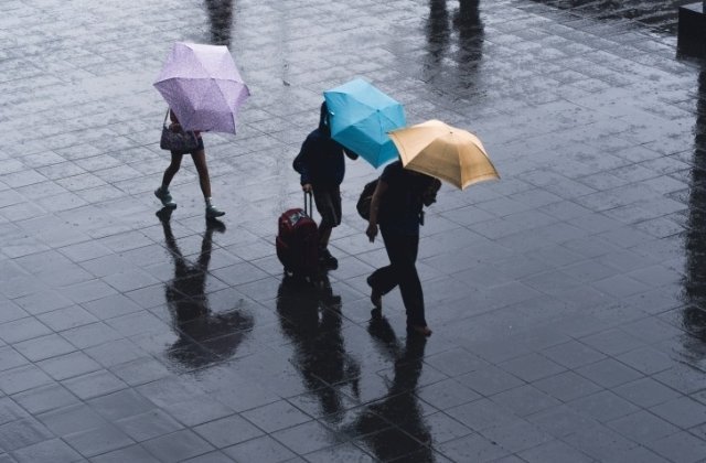 Cod PORTOCALIU și GALBEN de vijelii și ploi torențiale. Care sunt județele vizate