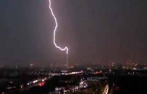 Momentul în care un fulger lovește monumentul dedicat lui George Washington