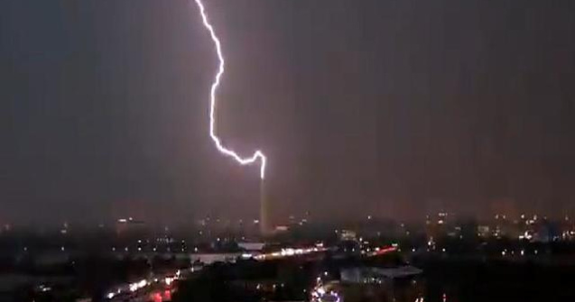 Momentul în care un fulger lovește monumentul dedicat lui George Washington