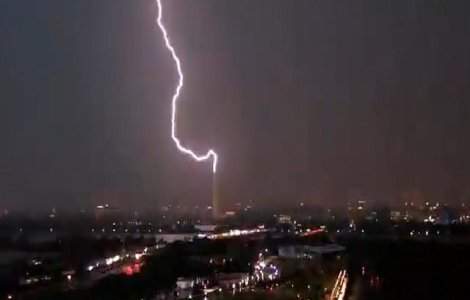 Momentul în care un fulger lovește monumentul dedicat lui George Washington