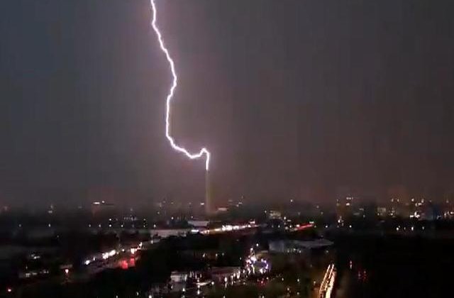 VIDEO Momentul &icirc;n care un fulger lovește monumentul dedicat lui George Washington din SUA