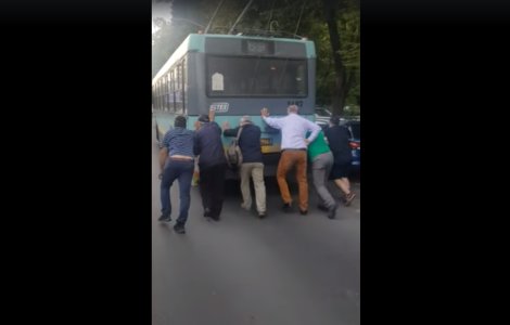 VIDEO Un troleibuz din București a fost împins de cetățeni în timpul unei curse