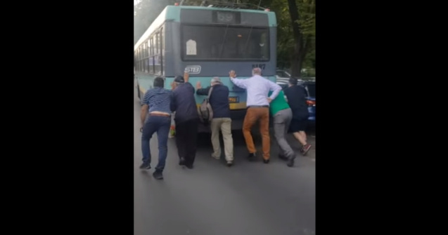 VIDEO Un troleibuz din București a fost împins de cetățeni în timpul unei curse