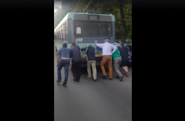 VIDEO Un troleibuz din București împins de călători și două autobuze Otokar tractate pentru reparații