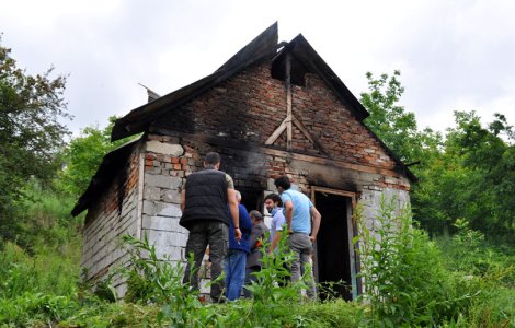 Patru minori din Reșița au ucis și incendiat un bărbat de 29 de ani