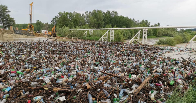 VIDEO Râul Olteț blocat de pet-uri, crengi și gunoaie aduse de viituri