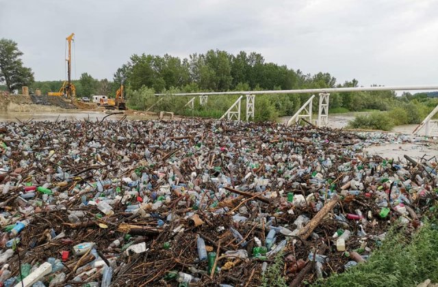 VIDEO Râul Olteț blocat de pet-uri, crengi și gunoaie aduse de viituri. Autoritățile au intervenit de urgență
