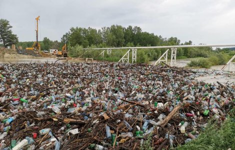 VIDEO Râul Olteț blocat de pet-uri, crengi și gunoaie aduse de viituri