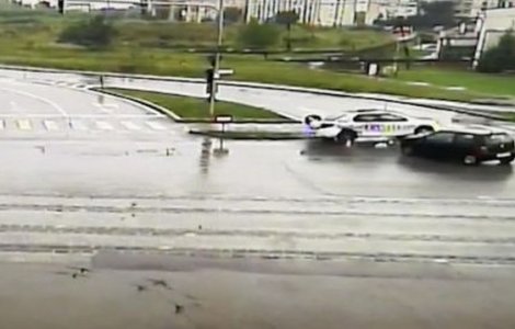 VIDEO Mașină de poliție aflată în misiune, lovită în plin de o șoferiță neatentă