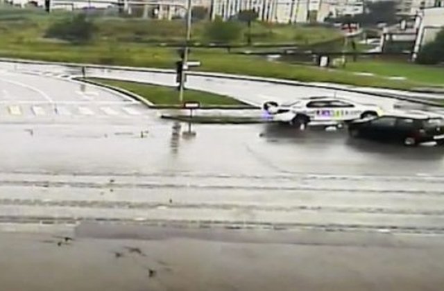 VIDEO Mașină de poliție aflată &icirc;n misiune, lovită &icirc;n plin de o șoferiță neatentă