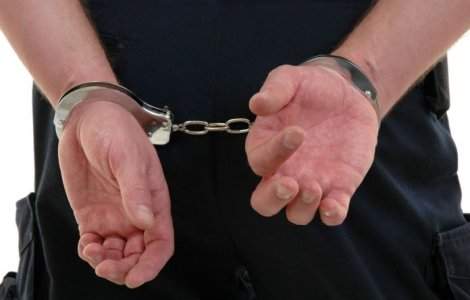 Bărbat arestat preventiv după ce și-a mușcat și agresat copilul de 7 luni