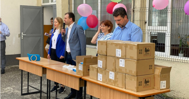 Un primar a cumpărat tablete pentru elevi în loc să organizeze Ziua Comunei