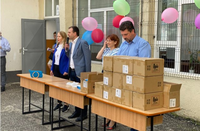 Un primar din Dâmbovița a cumpărat tablete pentru elevi în loc să organizeze Ziua Comunei