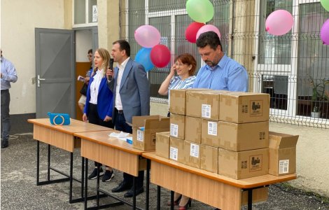 Un primar a cumpărat tablete pentru elevi în loc să organizeze Ziua Comunei