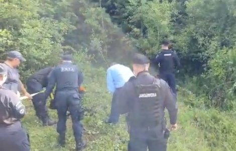 VIDEO Un pui de urs a fost salvat dintr-o fântână adâncă de 30 de metri