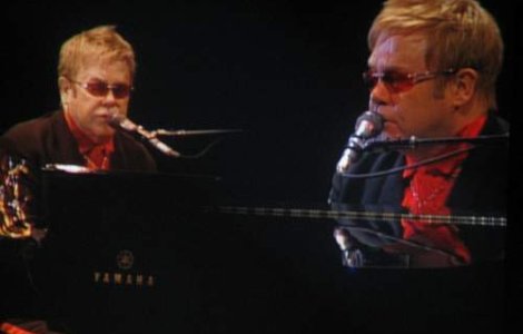 Elton John, prea batran sa poata adopta