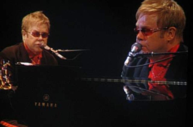 Elton John, prea batran sa poata adopta