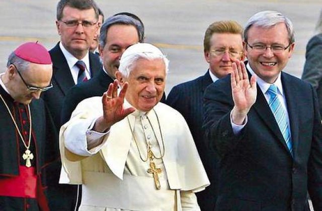 Boc i-a dat Papei un vas si a primit in schimb un stilou personalizat