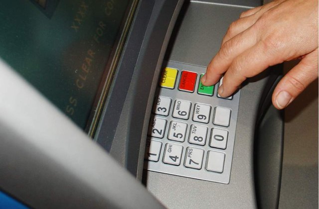 Descinderi in patru orase impotriva unor retele de falsificatori de carduri
