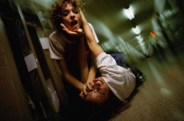 [VIDEO] Bataie cu pumni intre doua eleve, in timpul simularilor de BAC