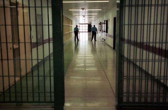 Doctorul care a provocat moartea lui Michael Jackson, violat in inchisoare