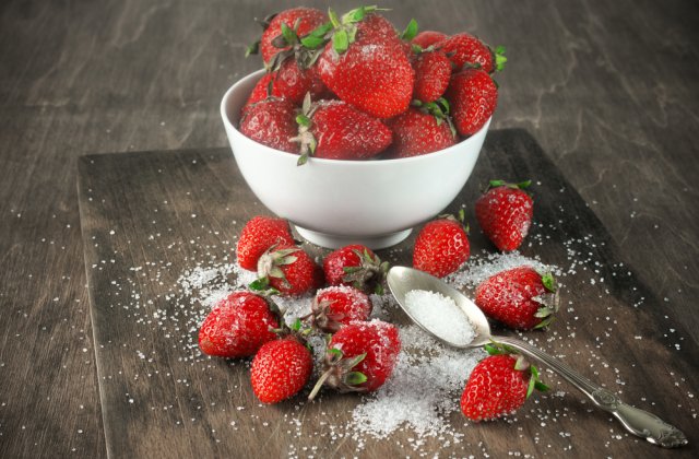 Căpșunile cu zahăr - dăunătoare! Ce efect poate avea combinația asupra organismului