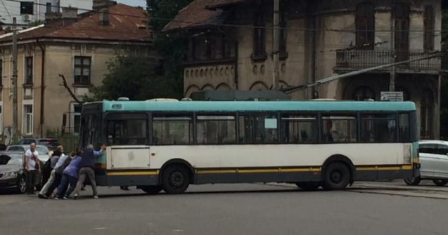 Incident la indigo în București: un alt troleibuz a fost împins de călători