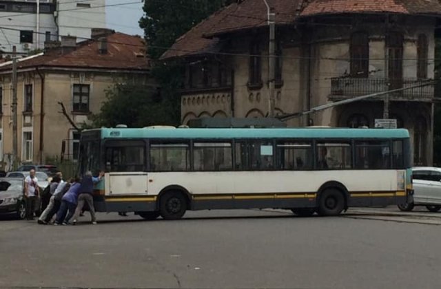 Incident la indigo în București: un alt troleibuz defect a fost împins de călători
